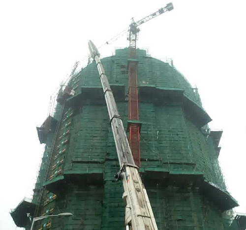 肃宁吊车在工地上作业